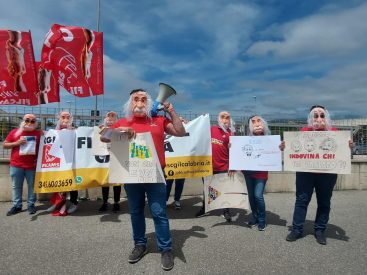 Flash mob della Filcams Cgil Calabria per richiamare l’attenzione del Governo